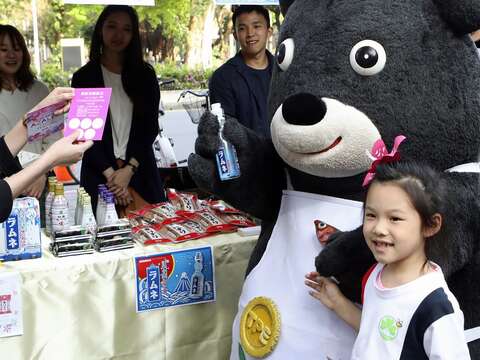 臺北最有人氣的吉祥物熊讚快閃現身幸福嘉年華活動，化身廚師帶小朋友逛市集。