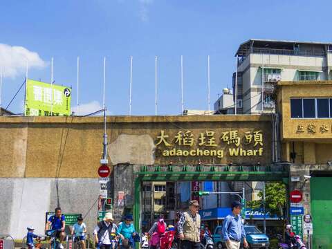 北市河濱「粉」浪漫 杜鵑花熱鬧綻放
