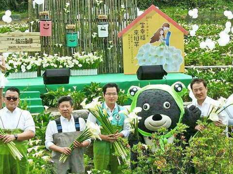 2018竹子湖海芋季開幕記者會與會貴賓採海芋體驗合影