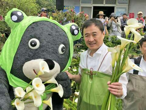 臺北市政府陳景峻副市長、產業發展局林崇傑局長、熊讚一起在竹子湖體驗採海芋