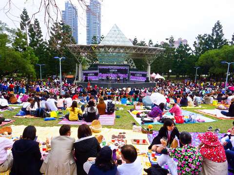 4月1日(日)觀傳局將在大安森林公園露天音樂台舉行杜鵑花季野餐音樂會，演唱卡司實力堅強