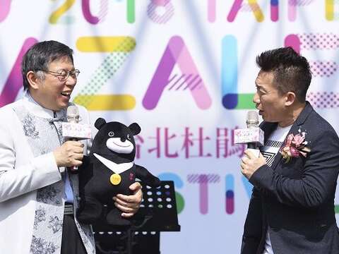 柯文哲市長穿著特別設計的杜鵑花服裝參加臺北杜鵑花季野餐音樂會，在主持人郭子乾(右)逼問下大聲說出對熊讚、臺北市民、還有夫人佩琪的愛。