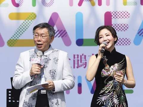 柯文哲市長與「小鄧麗君」張瀞云合唱鄧麗君名曲「甜蜜蜜」。