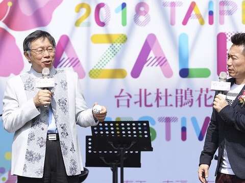 真假柯p市長在舞台上你一言我一語，逗得大家哈哈大笑，平常都語出驚人的正牌柯p差點被山寨柯p嗆到語塞。