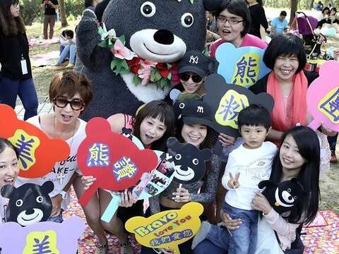 熊讚在熱情「熊粉」簇擁下一起在大安森林公園野餐、享用美食、聽音樂。