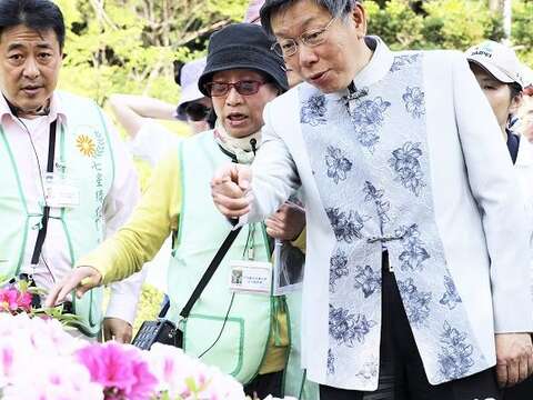 臺北市政府公園處人員向柯文哲市長(右)介紹大安森林公園的杜鵑花品種與盛開情形