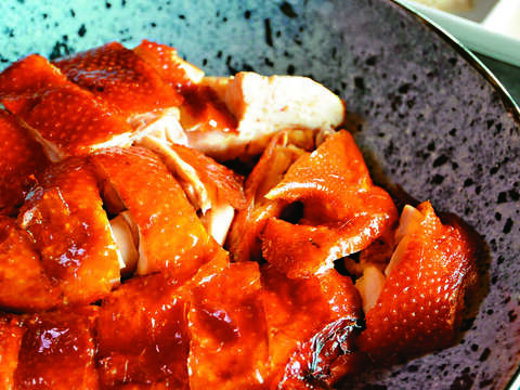 吊燒炸子雞肉嫩多汁，食材是陳泰榮親自到台中農家精挑細選。（圖／頤宮提供）