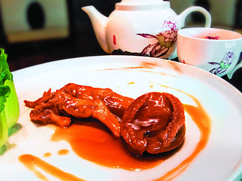 傳統粵菜鮑魚拼鵝掌成色漂亮，看似簡單卻能在鵝掌中留住精華。（圖／頤宮提供）