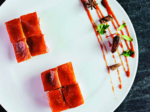 頤宮化皮燒乳豬的香酥外皮配上軟嫩肥肉，香氣後勁十足。（圖／頤宮提供）