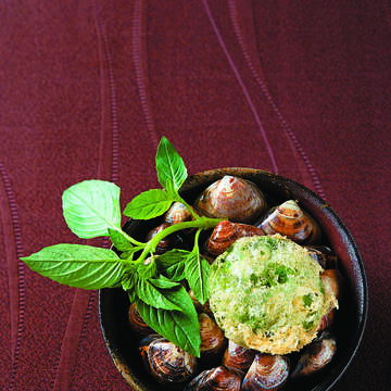 蛤蠣小籠湯包是主廚的創意料理。（攝影／李明宜）