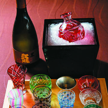 在祥雲龍吟品酒，杯子是一大特色，會端上精美的「江戶切子」讓客人自選。（攝影／李明宜）