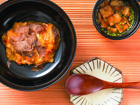 謙安和的丼飯選用松露、北海道毛蟹和海膽製成。（攝影／馬景平）