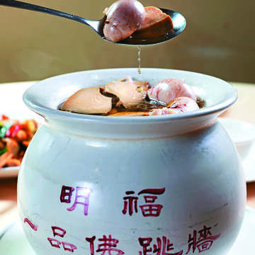 明福佛跳牆用料十分「霸氣」。(攝影/何宗昇)