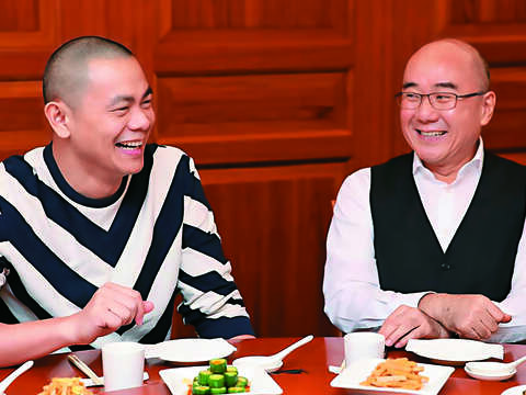 RAW創辦人江振誠（左）和鼎泰豐老闆楊紀華（右）以炒飯會友。（攝影／馬景平、何宗昇）