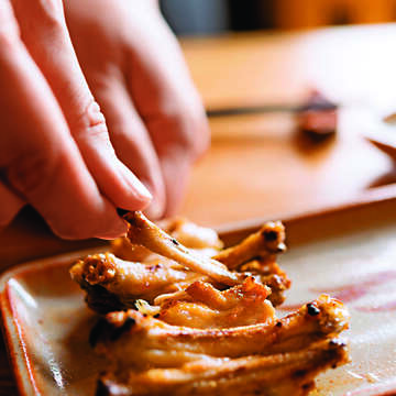 「手羽燒」提供去骨服務，讓你吃雞翅不沾手。（攝影／台北畫刊）