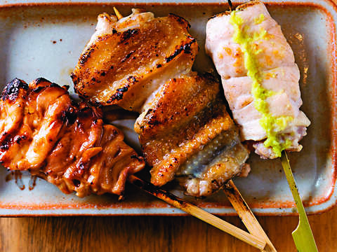 (由右至左)「山葵里肌」肉質細嫩,口味特殊,「手羽燒」與「雞腿肉」皮酥肉嫩,香氣逼人。(攝影/台北畫刊)