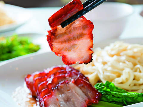 ▲「叉燒陽春麵」的五花肉肥瘦相間,吃起來腴潤脂香。(攝影/台北畫刊)