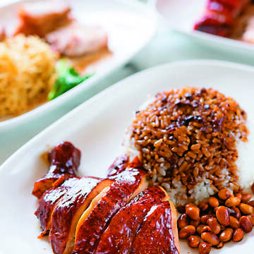 由雞腿肉與黃豆組合而成的「油雞飯」,醬香濃郁,肉質滑嫩。(攝影/台北畫刊)