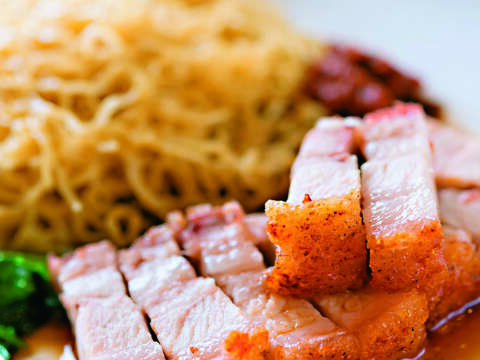 「燒肉撈麵」的燒肉酥脆,麵條微彈,是意外合拍的組合。(攝影/台北畫刊)