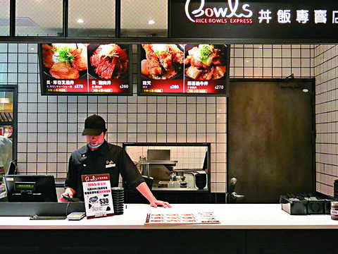 台北市衛生局嚴密監督餐飲衛生安全,現在多數餐飲人員工作時都會戴上口罩。(圖/台北市政府衛生局提供)