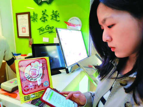台北市衛生局執行餐飲店家衛生安全分級認證，為民眾把關食的安全，民眾也可上網查詢稽查結果。（攝影／岩武栩）