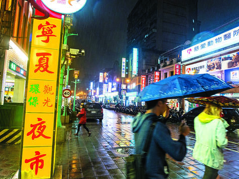 觀光客必遊景點寧夏夜市，衛生條件具水準，今年更被台北市衛生局選為試辦「食品安全微笑標章」的夜市之一。（攝影／台北畫刊）