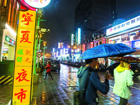 觀光客必遊景點寧夏夜市,衛生條件具水準,今年更被台北市衛生局選為試辦「食品安全微笑標章」的夜市之一。(攝影/台北畫刊)