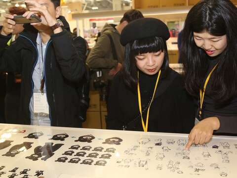 現場民眾皆驚呼熊讚新造型好可愛，也對品牌產生過程感到興趣.JPG