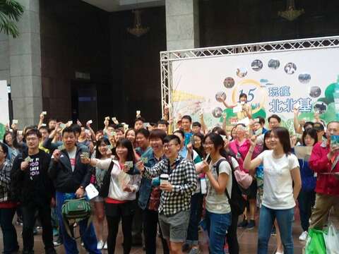 15小時玩瘋北北基活動參賽者於台北市政府一樓大廳集體開跑