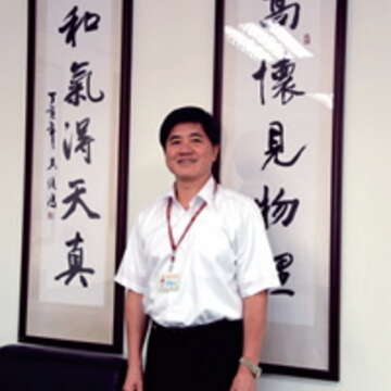 吳俊鴻平時喜歡寫書法紓壓,辦公室裡也掛有他的作品。(劉佳雯攝)