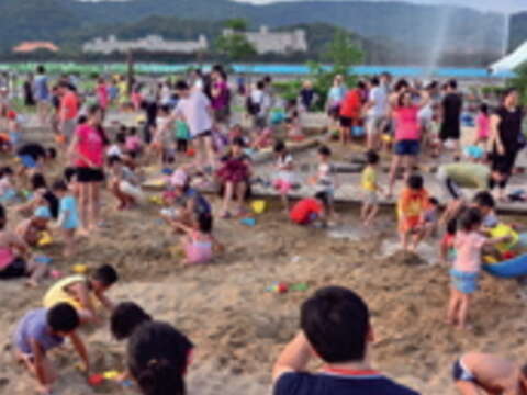 大佳河濱公園內的沙坑區,人潮滿滿。(台北市政府工務局水利工程處提供)