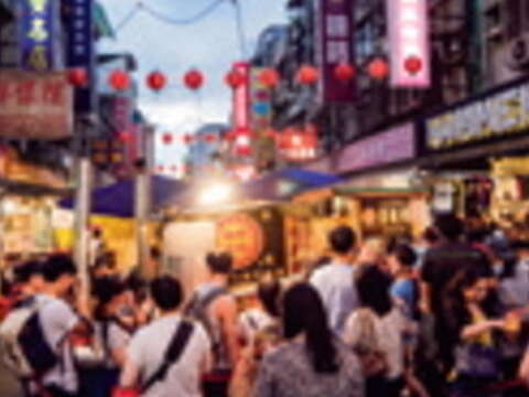 饒河街觀光夜市,吃美食逛老餅店,訴說豐厚風俗民情。(許斌攝)