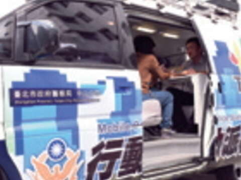民眾可就近至行動派出所通報一般刑案。（劉佳雯攝）