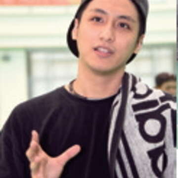 光州世大運閉幕式登場的接旗表演由北市大的學生擔綱演出,圖為運動藝術學系葉承豪。(劉佳雯攝)