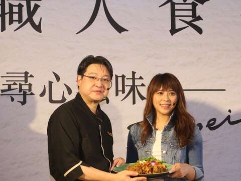 台北市觀光傳播局局長陳思宇（右）與金蓬萊遵古台菜主廚陳博璿展示招牌排骨酥。.JPG
