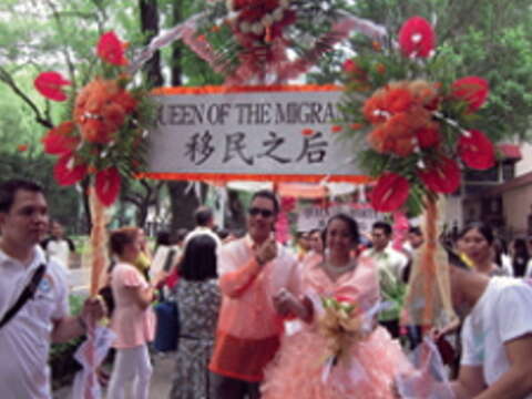 十三對男女分別穿上傳統亮麗服飾，開始聖十字架節踩街遊行。