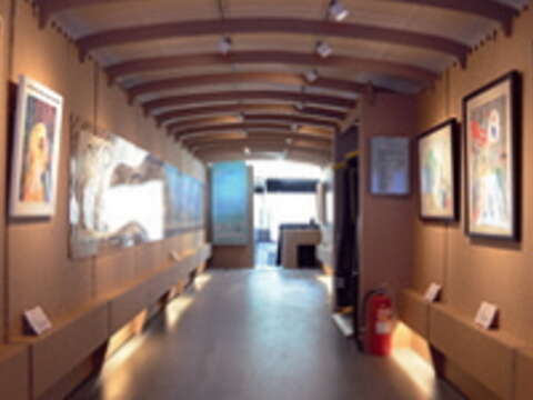 以巴士改裝而成的行動美術館，內裝使用瓦楞紙木板作為主要材質。