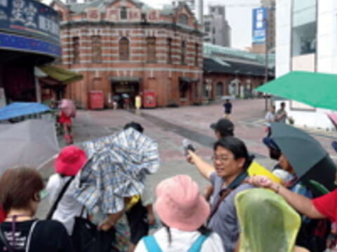 授課老師為城市導覽員解說西門風華。(劉佳雯攝)