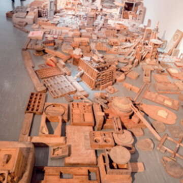 林書楷的裝置作品《陽台城市──積木城市語錄系列》，以棄置的木製模具，搭建出想像國度。（許斌攝）