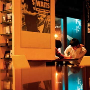 海邊的卡夫卡咖啡館以村上春樹小說的書名做為店名，吸引許多日本旅行者前來。（資料照，許斌攝）