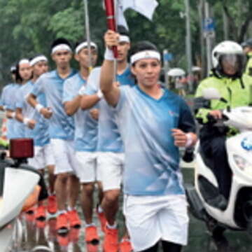 舉重好手郭婞淳率領運動員傳遞聖火。