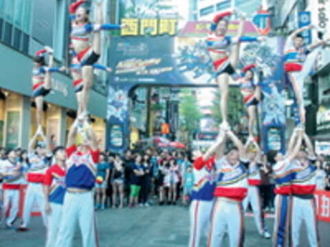 赴美出賽前，中華競技啦啦隊在大台北地區「快閃」演出，藉機訓練膽量。