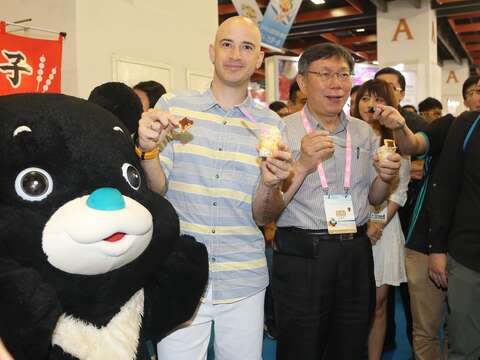圖二_市長柯文哲和吳鳳一起大啖熊讚限定版冰淇淋