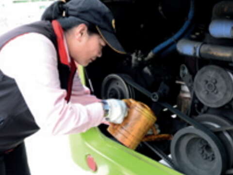 優秀女運匠陳秀珠，不只會開車，基本的修理維護也難不倒他。