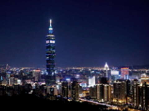 晚間登上象山親山步道,不但能「打肪」,還能看到迷人的台北夜景。