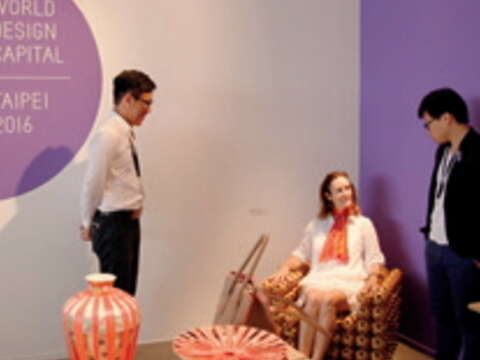 參與民眾體驗竹製的「泡泡椅」沙發。