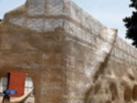 藝術家用竹質牆面包覆當代藝術館的立面。