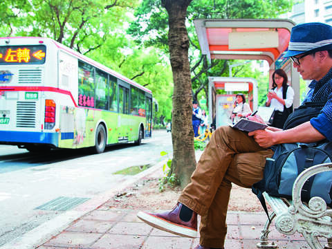 敦化南路是工頭堅最喜歡的一條路，放空時，他會搭著公車在市區來回。（攝影／賴智揚）