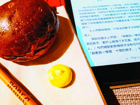 餐點來的時候會有中英文版《小王子》電子書和筆記本。（攝影／黃凱琳）