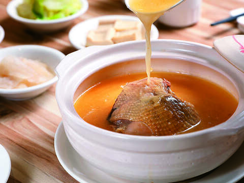 一人獨享的砂鍋土雞湯，傳承老店「驥園」的作法，保留住老母雞的精華，土雞腿肉質軟嫩鮮甜。（攝影／何宗昇）